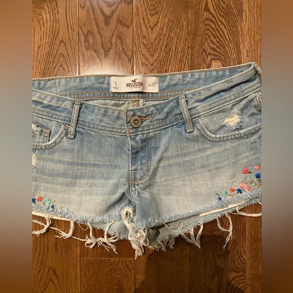 Great condition Hollister jean shorts - Picture 2 of 8